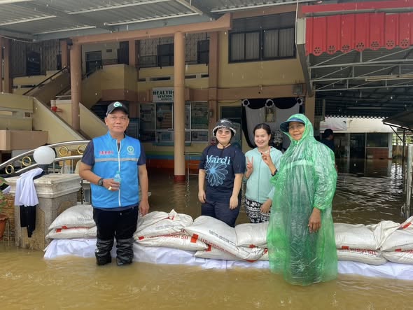 วันที่ 22 พฤศจิกายน 2568 นายพิเชฐ ทองรักษ์ สาธารณสุขอำเภอปะเหลียน พร้อมด้วยทีม PHEOC
อำเภอปะเหลียนลงเยี่ยมติดตามพื้นที่น้ำท่วม 
ในเขตอำเภอปะเหลียนและมอบยาสำหรับผู้ประสบภัยน้ำท่วมได้รับสนับสนุนจากโรงพยาบาลปะเหลียน 
จำนวน 500 ชุด ซึ่งอำเภอปะเหลียนมีพื้นและประชาชนที่ได้รับความเสียหาย จำนวน 5 ตำบล 14 หมู่บ้าน 175 ครัวเรือน ประชาชนที่ได้รับผลกระทบจำนวน 564 คน
 #ทางสำนักงานสาธารณสุขอำเภอปะเหลียนขอขอบคุณ BOOMERANG  61 OFF ROAD TEAM และ สหายยังเติร์ก 4x4 Trang ในการอาสาพาเจ้าหน้าที่ลงพื้นที่ในครั้งนี้ 🙏🫶♥️