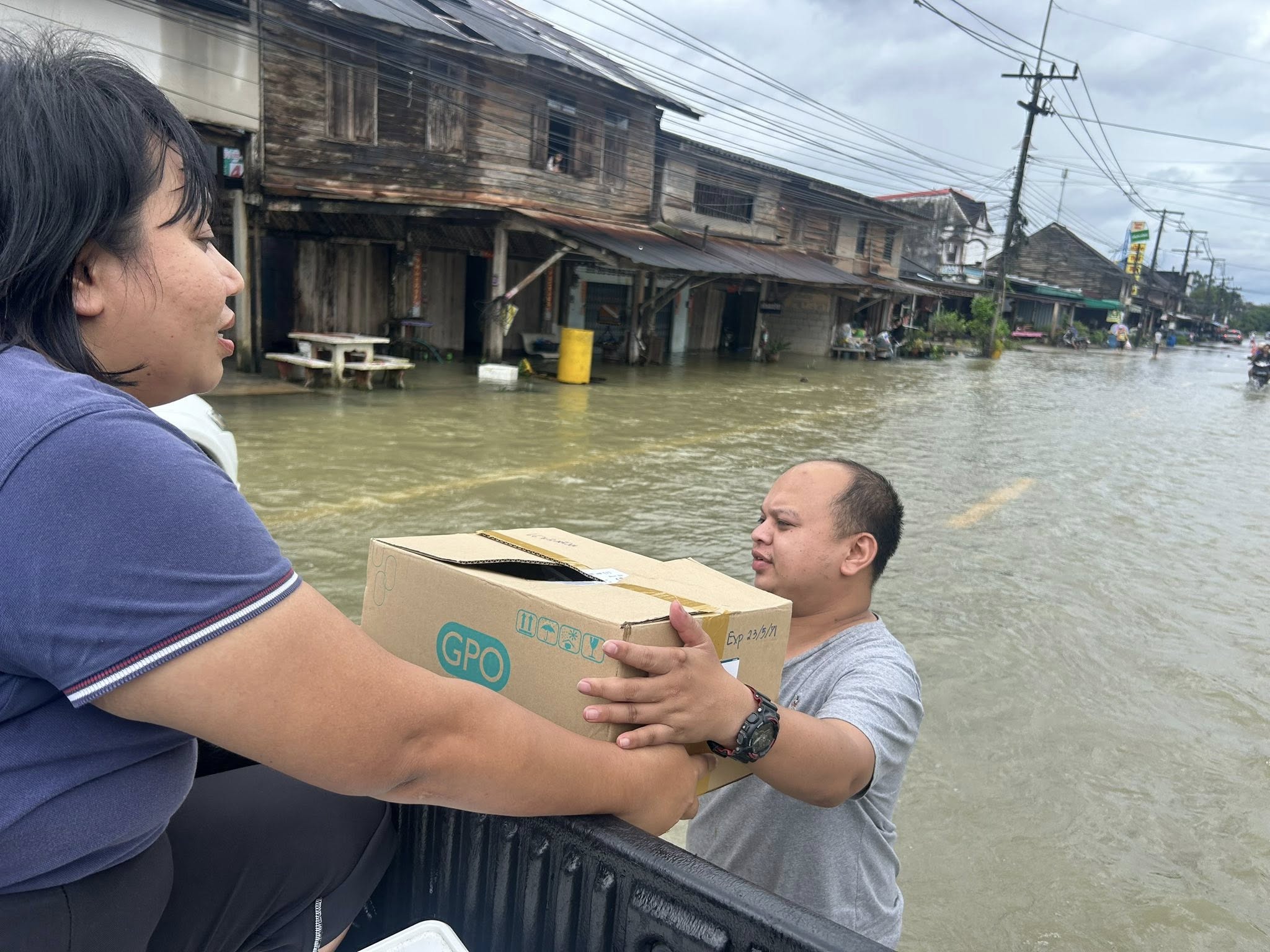 ทางสำนักงานสาธารณสุขอำเภอปะเหลียน 
ขอขอบคุณ คุณชูเกียรติ กังแฮ  ผอ. กองช่าง อบต.ทุ่งค่าย  ที่พารถยกสูงช่วยภารกิจขนส่งเวชภัณฑ์ ถึงมืออนามัยในเขตพื้นที่อำเภอปะเหลียนจนเสร็จภารกิจในวันนี้  🙏