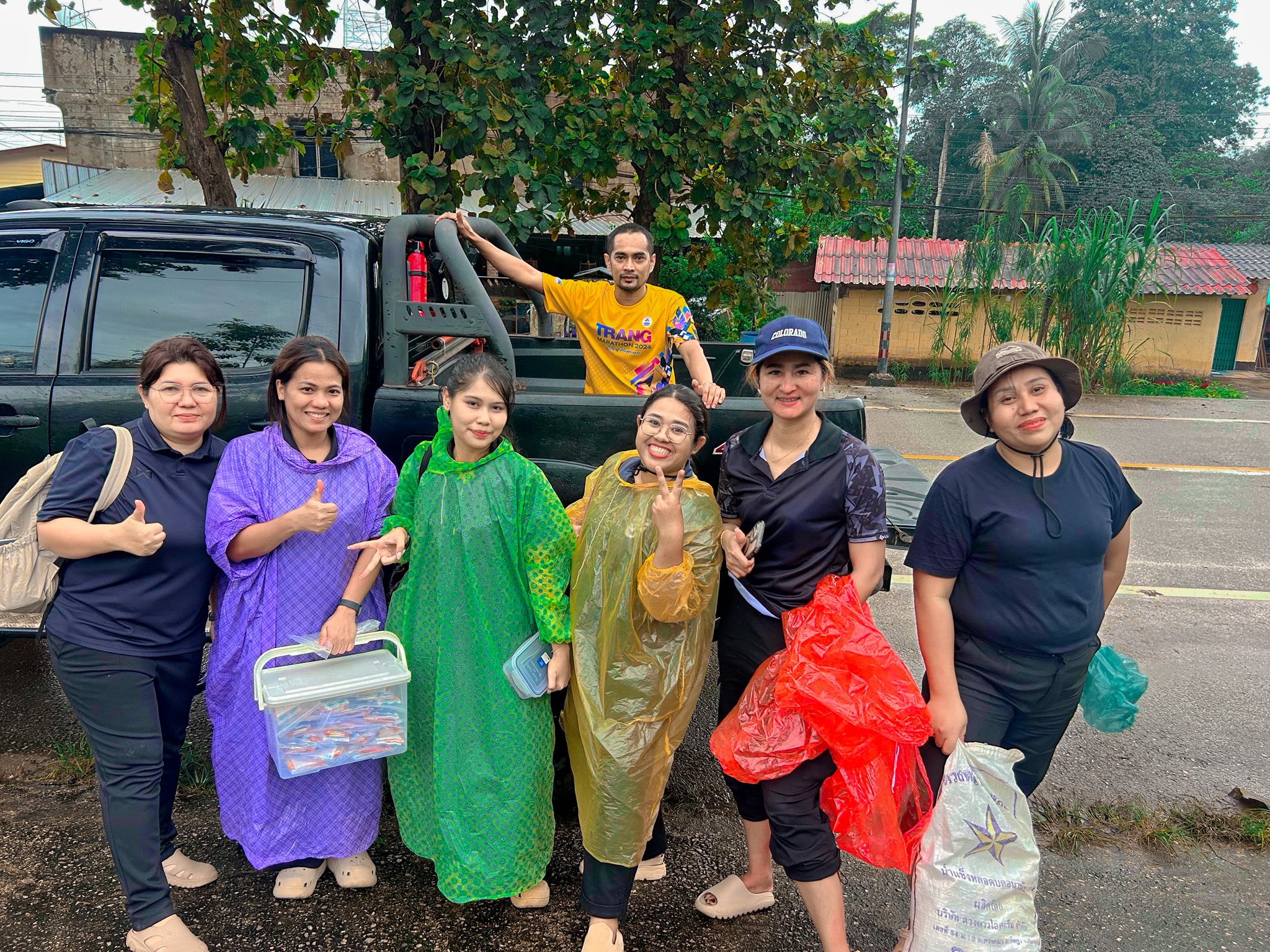 ทางสำนักงานสาธารณสุขอำเภอปะเหลียน 
ขอขอบคุณ คุณสมพร ขาวดี ที่พารถยกสูงช่วยภารกิจขนส่งเวชภัณฑ์และคลอรีน ถึงมืออนามัยในเขตพื้นที่อำเภอปะเหลียนจนเสร็จภารกิจในวันนี้  🙏